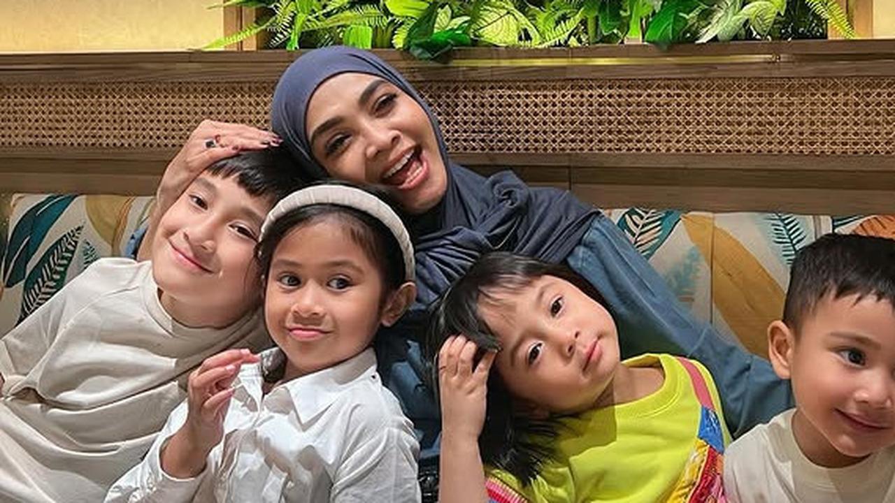 7 Potret Keseruan Rieta Amilia Ibunda Nagita Slavina Ajak Cucu-Cucu Kesayangan ke Mal, Belanja Apa Saja?