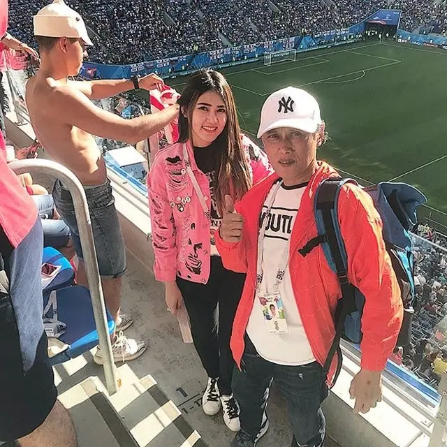 7 Potret Kenangan Via Vallen Bersama Ayah, Duet Nyanyi Hingga Nonton Bola di Rusia