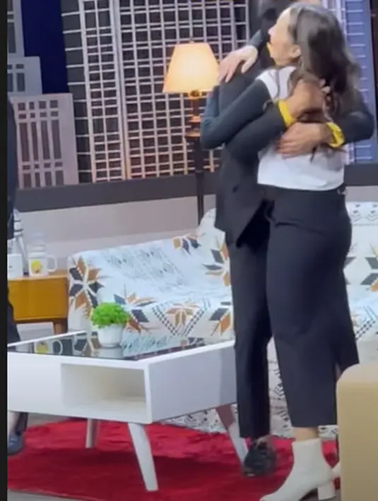 Mendadak tampil di Tonight Show, Enzy Storia bergaya parisian dengan outfit hitam putih [@enzystoria]