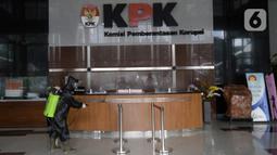 Petugas menyemprotkan cairan disinfektan di lobby Gedung KPK, Jakarta, Jumat (5/6/2020). Langkah tersebut sebagai upaya preventif pencegahan penularan virus corona COVID-19 jelang new normal di tengah pandemi. (merdeka.com/Dwi Narwoko)