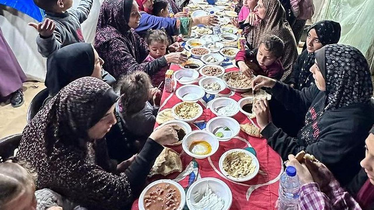 Potret Sahur Pertama Warga Gaza di Pengungsian, Penuh Kesederhanaan dan Kebersamaan