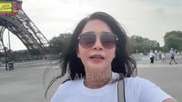 Gaya Maia Estianty saat Liburan di Paris (Foto: YouTube MAIA ALELDUL TV)