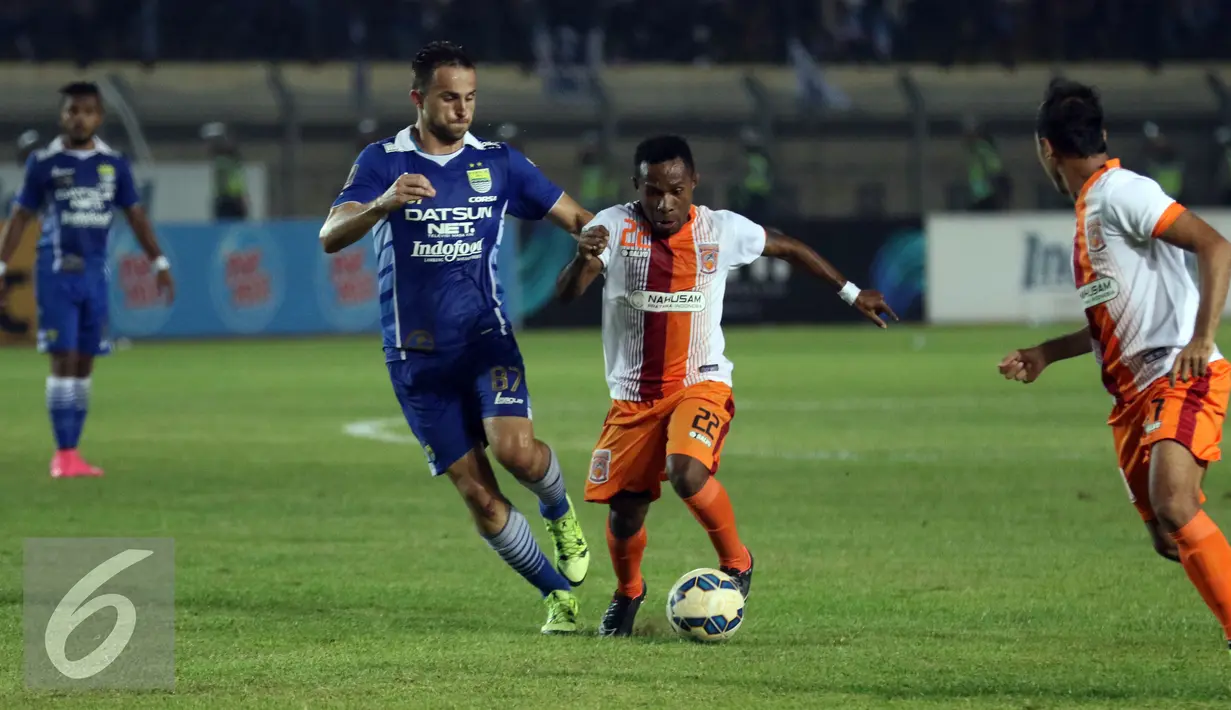 Ferinando Pahabol (kedua kanan) berusaha lolos dari kawalan Illia Spasojevic di lPerdelapan Final Piala Presiden 2015 di Stadion Si Jalak Harupat, Bandung, Sabtu (26/9/2015). Persibunggul 2-1 dan melaju kesemifinal. (Liputan6.com/Helmi Fithriansyah)