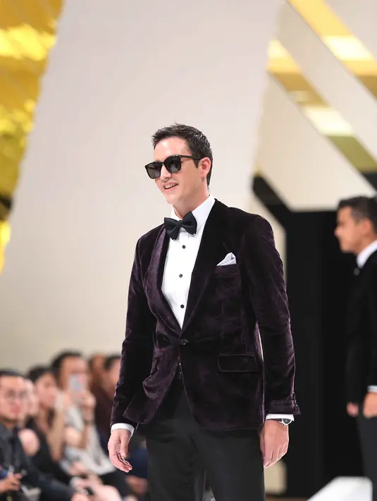 "Nggak usah marah dan berantem memang sudah cerai, dan kita bisa kasih yang baik untuk anak juga. Bisa jadi teman atau sahabat, aku senang bisa bertiga sama Tamara Bleszynski dan Kenzo," ungkap Mike Lewis. (Nurwahyunan/Bintang.com)