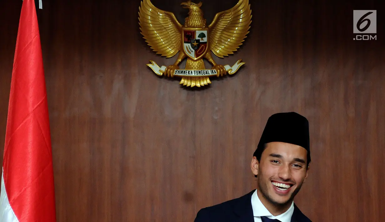 Ezra Walian usai upacara pengambilan sumpah sebagai Warga Negara Indonesia di Kanwil Kemenkumham DKI Jakarta, Kamis (18/5). Resmi jadi WNI, Ezra dijadwalkan bergabung dengan Timnas U-22 di Bali. (Liputan6.com/Helmi Fithriansyah)