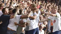 Penyerang Tottenham, Harry Kane (tengah) berselebrasi dengan rekan setimnya usai mencetak gol ke gawang Nottingham Forest pada pertandingan lanjutan Liga Inggris di di stadion City Ground di Nottingham, Inggris, Minggu (28/8/2022). Kane mencetak dua gol dan mengantar Tottenham menang atas Nottingham Forest 2-0. (AP Photo/Rui Vieira)