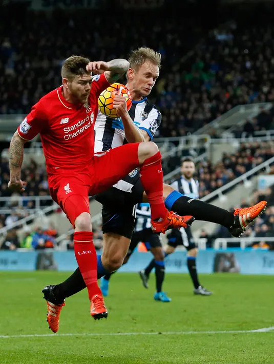 Bek Liverpool, Alberto Moreno (kiri) berebut bola dengan gelandang Newcastle, Siem de Jong pada lanjutan Liga Inggris di Stadion St James' Park, Inggris (6/12). Newcastle menang atas Liverpool dengan skor 2-0. (Reuters/Lee Smith)