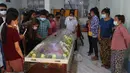 Orang-orang melihat tubuh Kyal Sin atau akrab disapa Angel, yang tewas dalam demonstrasi menentang kudeta militer, di Mandalay, Myanmar, Rabu (3/3/2021). Mahasiswa 19 tahun tersebut kepalanya tertembus timah panas yang diletuskan oleh petugas militer Myanmar. (AP Photo)