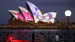 Komedian bernama lengkap John Barry Humphries, dengan nama kecil Dame Edna Everage meninggal karena sakit komplikasi pada 22 April 2023 di Sydney, Australia. (DAVID GREY / AFP)