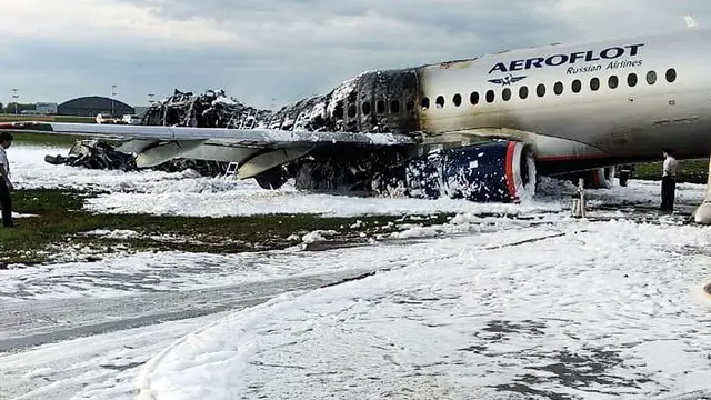 Pesawat Aeroflot Mendarat Darurat dan Terbakar di Moskow