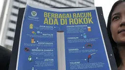 Mahasiswa Universitas Muhammadiyah Prof. Dr. Hamka membentangkan poster berisi kandungan racun dalam rokok saat menggelar kampanye hidup sehat di car free day (CFD), Jakarta, Minggu (8/4). (Merdeka.com/Iqbal Nugroho)