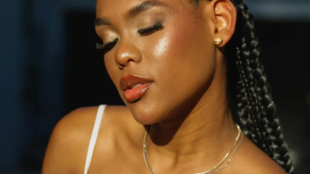 Soft eye makeup dengan sentuhan glossy lip menjadi kombinasi yang populer karena memberikan keseimbangan antara tampilan lembut dan efek yang segar (Sumber: Pexels.com)