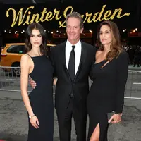 Cindy Crawford dan Kaia Gerber tampil begitu serasi dengan balutan busana serba hitam, hingga membuat banyak orang menyebut mereka bak kakak dan adik. [Dok/Givenchy].