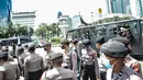 Polisi berjaga saat membubarkan aksi massa FRI-West Papua yang berunjuk rasa terkait peringatan Deklarasi 1 Desember 1961 di kawasan Monas, Jakarta, Selasa (1/12/2020). Aksi massa tidak berlangsung lama karena dibubarkan oleh aparat kepolisian. (merdeka.com/Iqbal S. Nugroho)