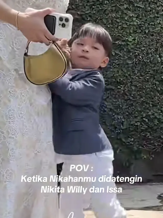Nikita Willy saat Kondangan bawa tas super mini. [@kapannikahwo]