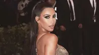 Usai Kanye West mengunggah foto seksi Kim Kardashian dengan gaun Met Gala di Twitter, Kim pun membalasnya. (instagram/kimkardashian)