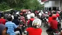 BBM Belum Naik, Antrean BBM di SPBU Mamuju Utara Mengular