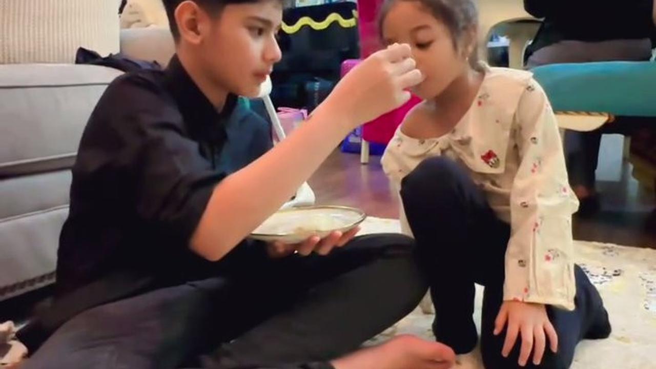 7 Potret King Faaz Anak Fairuz A Rafiq Momong Sang Adik, Disuapi dengan Hati-Hati - Diperlakukan Penuh Kasih