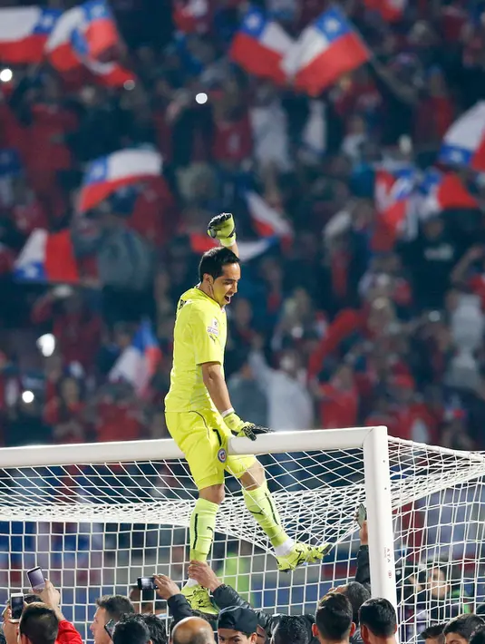  Claudio Bravo menaiki gawang merayakan kemenangan negaranya usai mengalahkan Argentina di Final Copa America 2015 di Stadion Nasional, Santiago, Chili, (4/7/2015). Chili menang lewat adu penalti atas Argentina dengan skor 4-1. (REUTERS/Henry Romero)