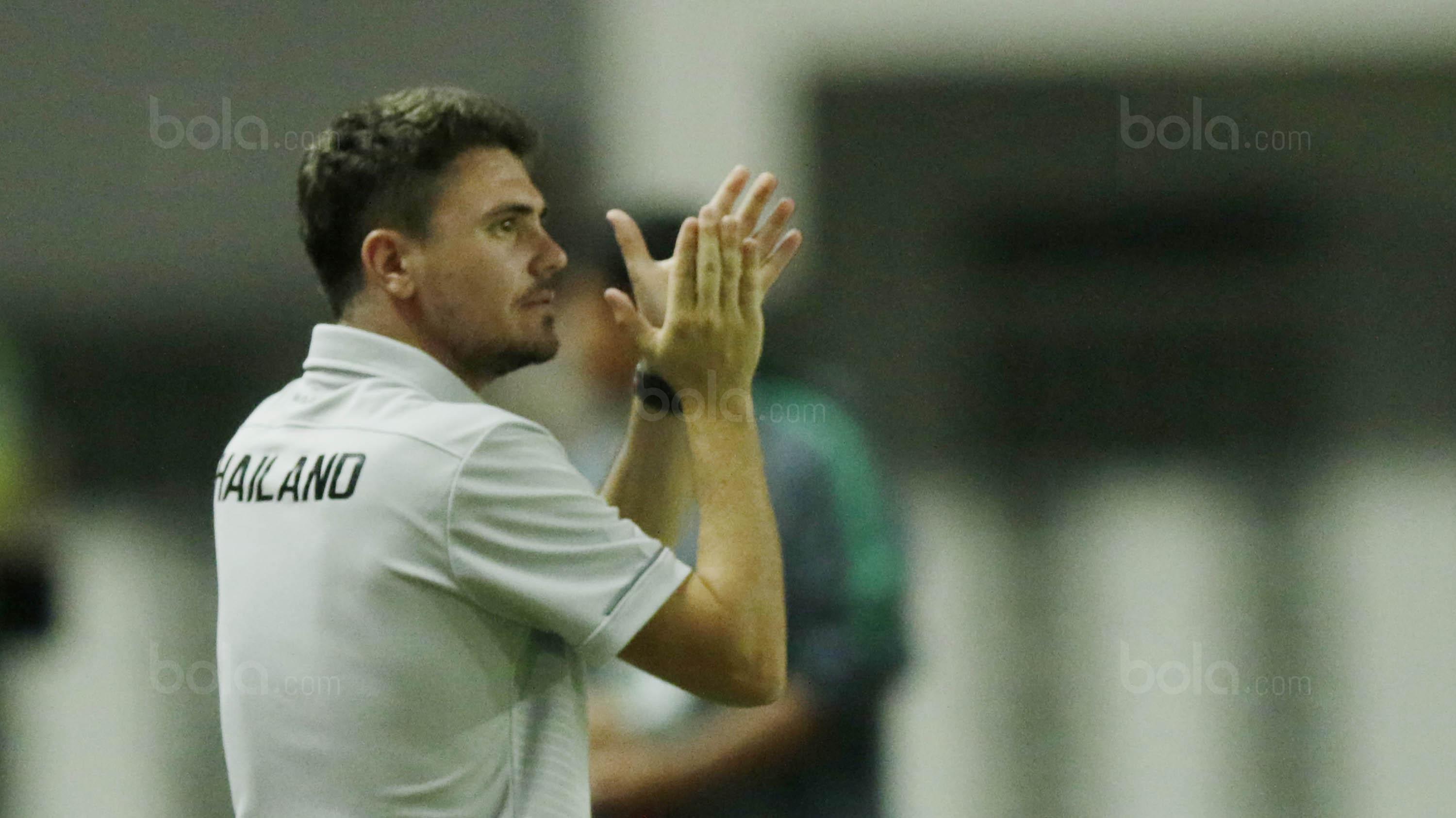 Pelatih Thailand U-19, Marc Palacios, saat pertandingan melawan Timnas Indonesia U-19 pada laga persahabatan di Stadion Wibawa Mukti, Cikarang, Minggu (8/10/2017). Indonesia menang 3-0 atas Thailand. (Bola.com/M Iqbal Ichsan)