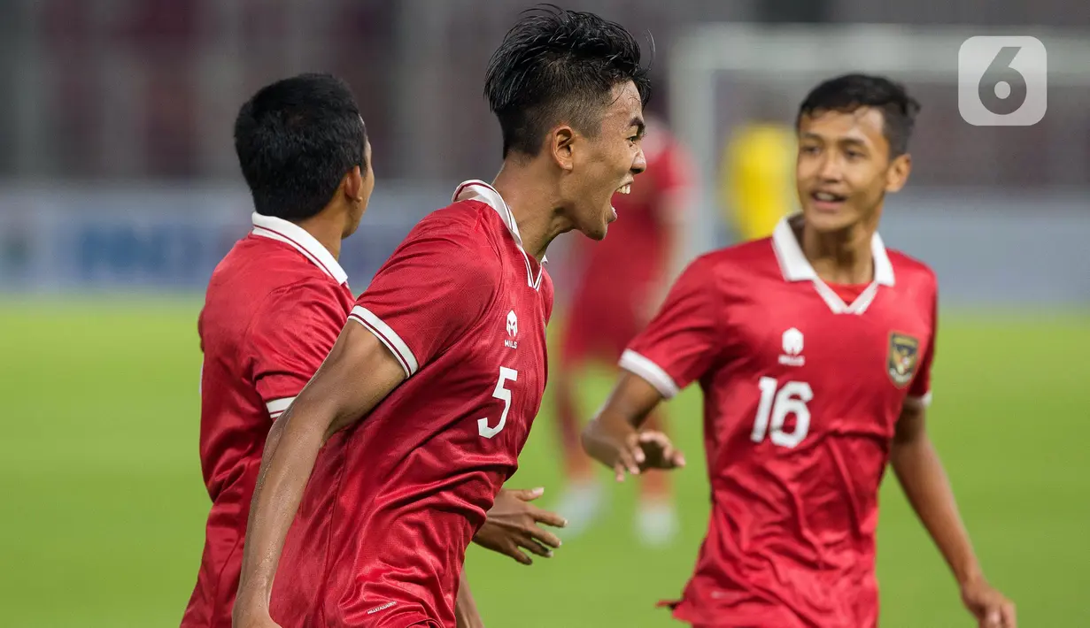 Pemain timnas Indonesia U-20, Kakang Rudianto merayakan golnya ke gawang Fiji pada laga International Friendly Match di Stadion Utama Gelora Bung Karno, Jumat (17/2/2023). Timnas Indonesia U-20 berhasil meraih kemenangan dengan skor 4-0 dalam turnamen mini yang digelar sebagai bagian persiapan jelang tampil di Piala Asia U20 2023. (Liputan6.com/Faizal Fanani)