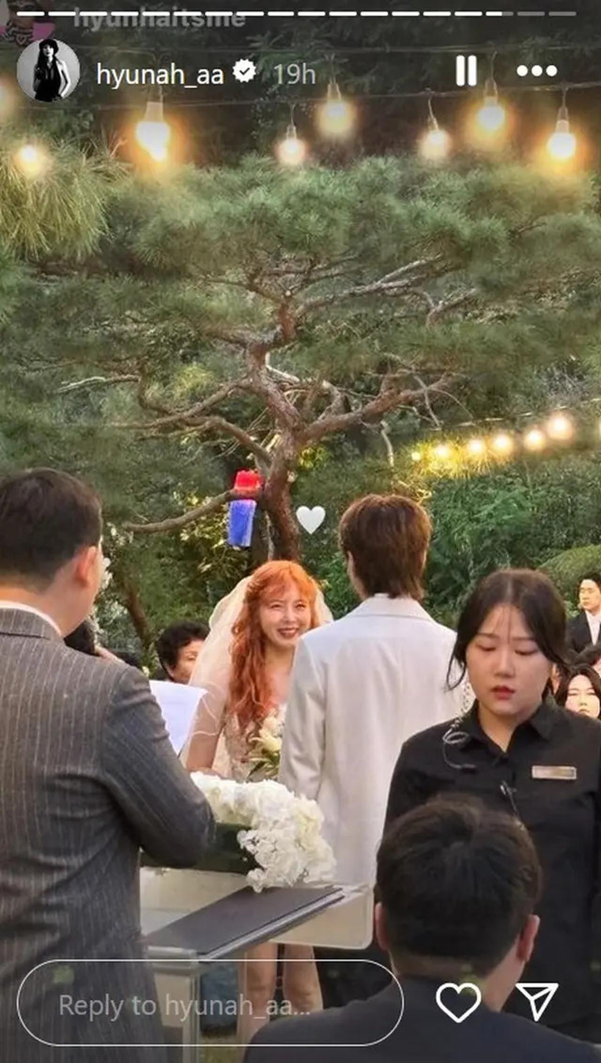 6 Potret Pernikahan HyunA dan Yong Jun Hyung, Senyumnya Merekah Saat Bertukar Janji Setia