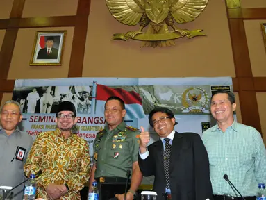 Panglima TNI Gatot Nurmantyo (ketiga kanan) dan Presiden Partai Keadilan Sejahtera (PKS) Sohibul Imam, berpose bersama usai Seminar Kebangsaan 70 Tahun Kemerdekaan Indonesia, Jakarta, Rabu (26/08/2015). (Liputan6.com/Andrian M Tunay)