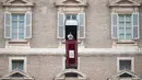 Paus Fransiskus memimpin Doa Angelus dari jendela yang menghadap Lapangan Santo Petrus di Vatikan, Minggu (1/3/2020). Ini adalah penampilan publik pertamanya sejak Misa Rabu Abu di Roma, di mana Pemimpin umat Katolik itu terlihat batuk dan bersin. (AP/Andrew Medichini)