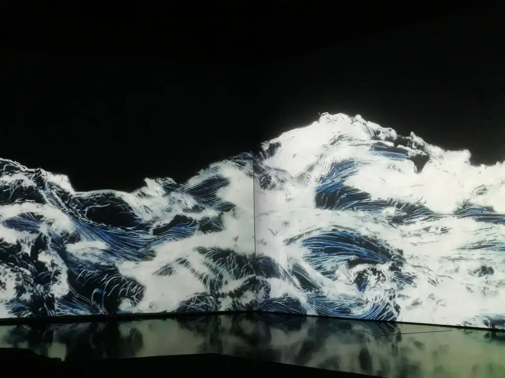 Seni digital Balck Wave karya seniman Jepang Hideaki Takahashi di Art Science Museum.