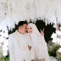 Adiba Khanza mengenakan kebaya brokat lengan panjang dan bawahan rok batik cokelat di momen akad nikahnya. [@jonatanwongso]