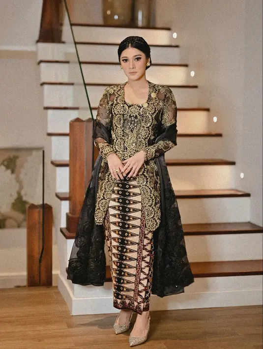 Naysilla Mirdad memakai kebaya kutubaru hitam bordir emas dengan kain Tapis Lampung [@naymirdad]