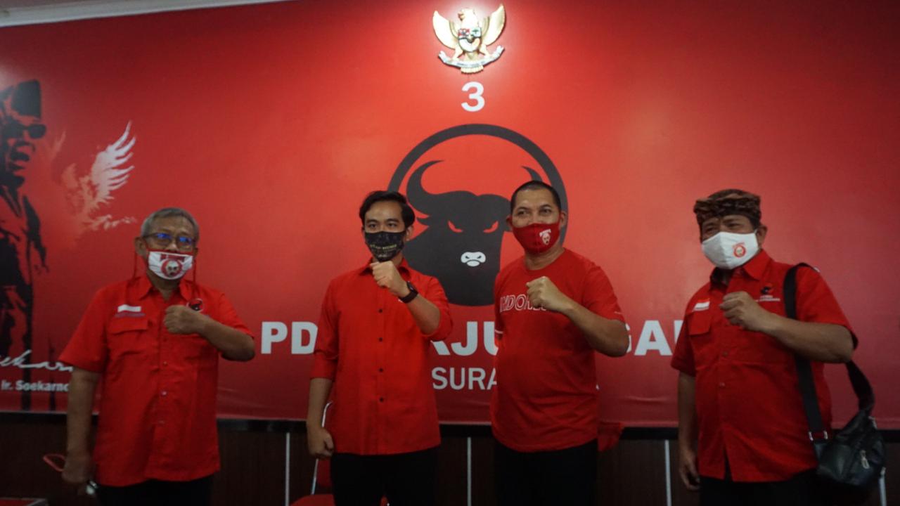 Gibran Rakabuming Raka dan Teguh Prakosa sebelum berangkat ke kantor DPD PDIP Jawa Tengah, Jumat (17/7/2020).