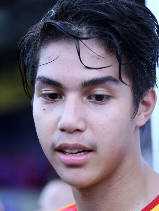 "Tergantung orangnya. Kalau orangnya baik, tulus, kenapa enggak didukung. Ya kalau dapat, semoga bunda senang," kata El usai menjalani pertandingan sepakbola di kawasan Simprug. (Nurwahyunan/Bintang.com)