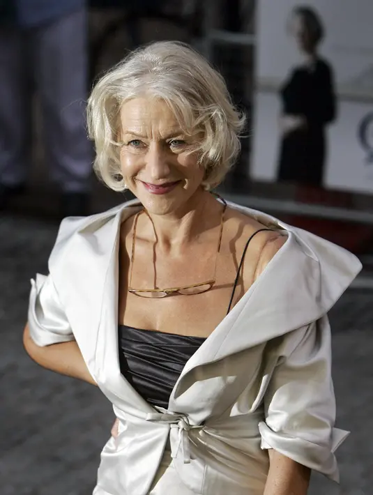 Aktris Inggris, Helen Mirren, tiba di Curzon Theatre, London Barat, untuk pemutaran perdana film Inggris, 'The Queen' yang disutradarai oleh Stephen Frears. Aktris Inggris Helen Mirren memenangkan penghargaan Aktris Terbaik di Festival Film Venesia untuk perannya sebagai Ratu Elizabeth II. (AFP/SHAUN CURRY)
