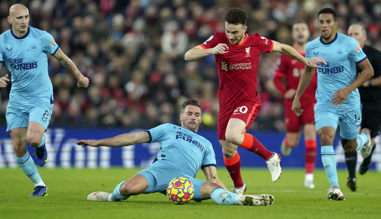 Liverpool yang langsung mengambil inisiatif menyerang memperoleh peluang pertama di menit ke-6. Sepakan Diogo Jota yang dilakukan sambil berputar usai menerima umpan Mohamed Salah masih mampu diamankan kiper Newcastle United, Martin Dubravka. (AP/Jon Super)