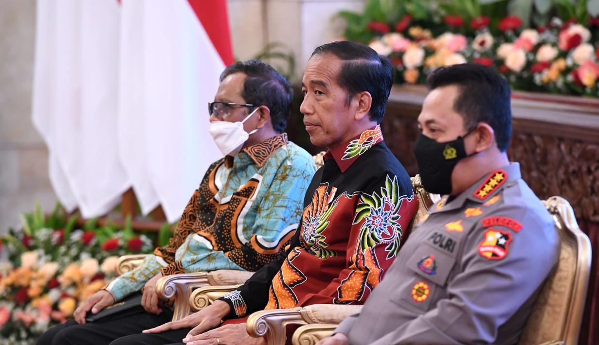 Presiden Joko Widodo bersama Kapolri Jenderal Listyo Sigit Prabowo dan Menteri Koordinator Bidang Politik dan Keamanan Mahfud MD saat melakukan pertemuan dengan jajaran Kepolisian Negara Republik Indonesia (Polri), di Istana Negara, Jakarta, Jumat (14/10/2022). (Foto: Lukas - Biro Pers Sekretariat Presiden)
