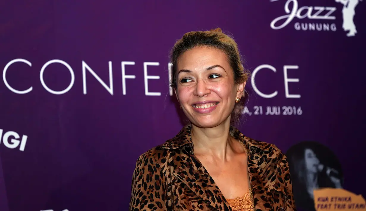 "Yang berbeda pasti suasananya. Di sana bisa lebih detil dan kita (penampil dan penonton) bisa lebih dekat. Jadi akan sangat menyenangkan sekali," ucap Syaharani. (Deki Prayoga/Bintang.com)