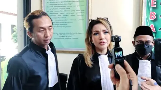 6 Gaya Barbie Kumalasari saat Jadi Pengacara, Tampil Beda