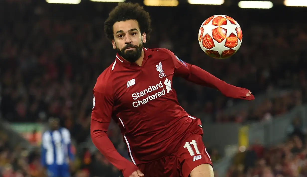 Penyerang Liverpool, Mohamed Salah berusaha mengejar bola selama leg pertama perempat final Liga Champions melawan Porto di Stadion Anfield, Rabu (10/4/2019). Liverpool mengantongi modal untuk melangkah ke semifinal Liga Champions setelah meraih kemenangan 2-0. (Paul ELLIS / AFP)