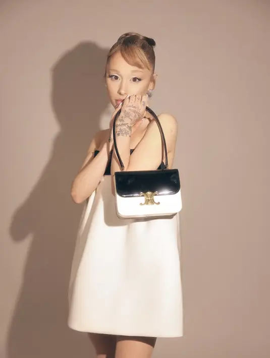 Pesona elegan klasik terlihat sukses ditampilkan oleh Ariana Grande.