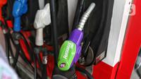 Komposisi ini menjadikan Pertamax Green 95 BBM ramah lingkungan. Nozzle didominasi berwarna ungu dan sedikit warna hijau. (Liputan6.com/Angga Yuniar)