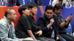 Pelatih timnas senior dan U-23 Indonesia, Shin Tae-yong (tengah) saat menyaksikan laga penutup penyisihan grup H FIBA World Cup 2023 antara Latvia dan Kanada di Indonesia Arena, Gelora Bung Karno, Jakarta, Selasa (29/8/2023). (Liputan6.com/Helmi Fithriansyah)