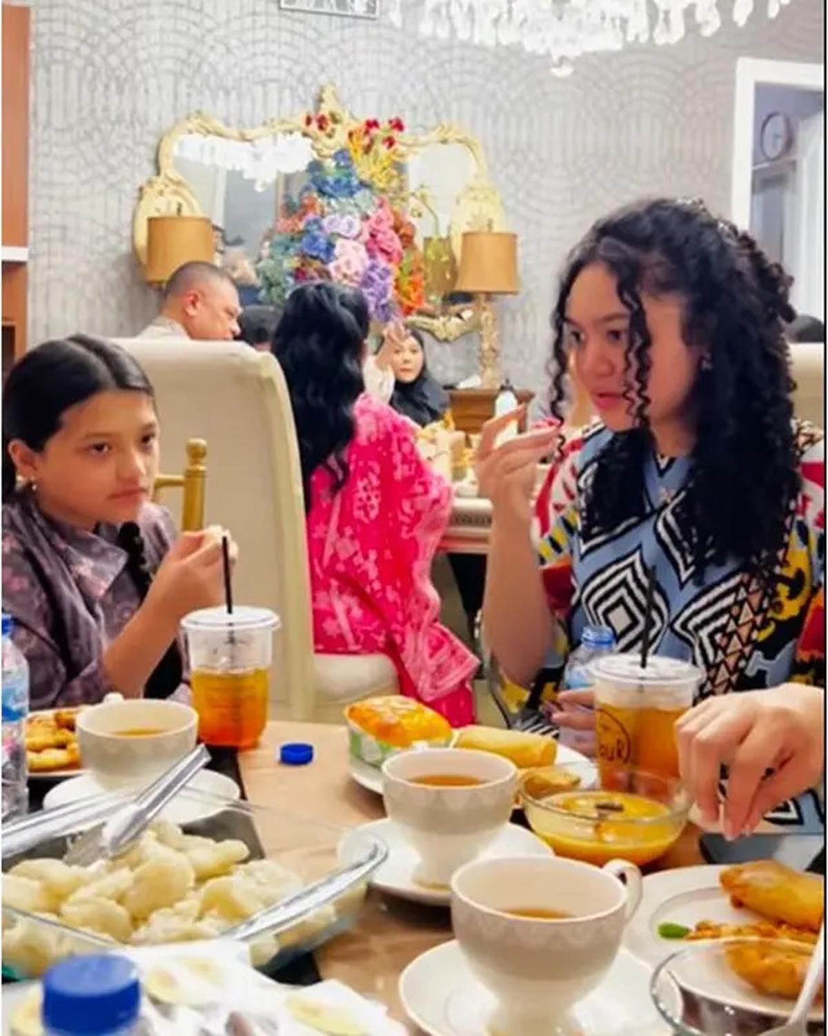 6 Potret Keakraban Amora Lemos dan Arsy saat Buka Puasa di Rumah Krisdayanti