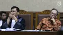 Terdakwa dugaan korupsi pengadaan e-KTP, Made Oka Masagung (kanan) menyimak keterangan saksi pada sidang lanjutan di Pengadilan Tipikor, Jakarta, Selasa (18/9). Sidang mendengar keterangan enam saksi. (Liputan6.com/Helmi Fithriansyah)