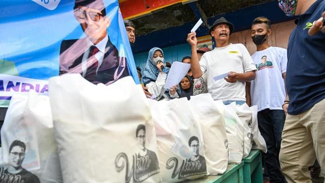 Menjelang Lebaran 2023 harga bahan pokok merangkak naik. Melihat hal tersebut, bazar paket sembako murah yang digelar Batur Sandi Uno Indramayu menjadi cara untuk membantu masyarakat dalam menekan laju inflasi (Istimewa)