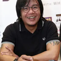 Meski sudah lebih senior di dunia musik, Ari Lasso tak sungkan mengakui bahwa dirinya sangat senang disandingkan dengan Tulus dalam sebuah konser berjudul ‘Dua Ruang’. (Wimbarsana/Bintang.com)