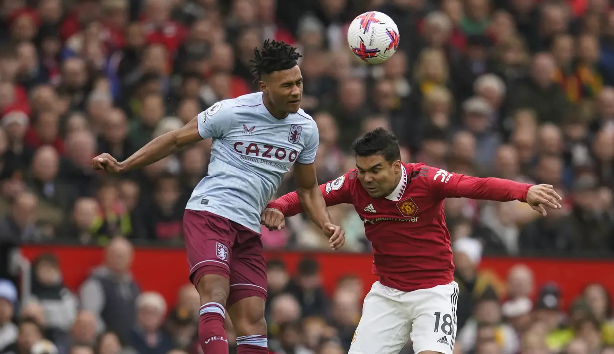 Pemain Manchester United, Casemiro (kanan), memenangkan duel di udara dengan pemain Aston Villa, Ollie Watkins, dalam pertandingan pekan ke-34 Liga Inggris 2022/2023 yang berlangsung di Old Trafford, Minggu (30/4/2023). (AP Photo/Dave Thompson)