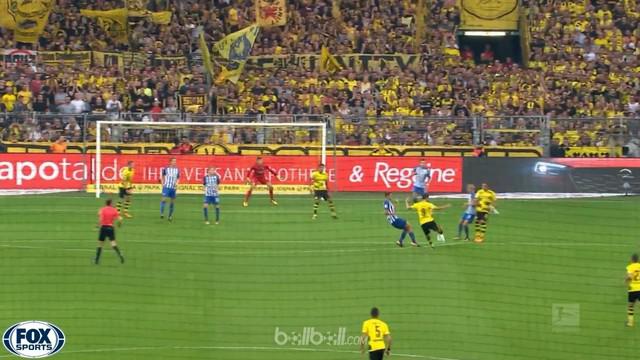 Berita video highlights Bundesliga, Borussia Dortmund vs Hertha Berlin 2-0, Sabtu (26/8/2017). This video presented by BallBall.
