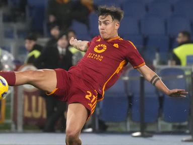 Pemain AS Roma, Paulo Dybala mengontrol bola saat laga lanjutan Liga Italia 2023/2024 melawan Torino di Olympic Stadium, Roma, Italia, Selasa, (27/02/2024) dini hari WIB. (AP Photo/Gregorio Borgia)