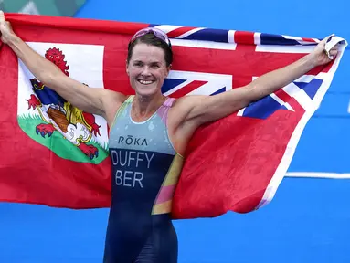 Bermuda menjadi negara dengan populasi terkecil yang berhasil memenangkan medali emas Olimpiade. Flora Duffy menyabet medali emas cabang triathlon nomor individu putri Olimpiade Tokyo 2020. (Foto: AP/David Goldman)